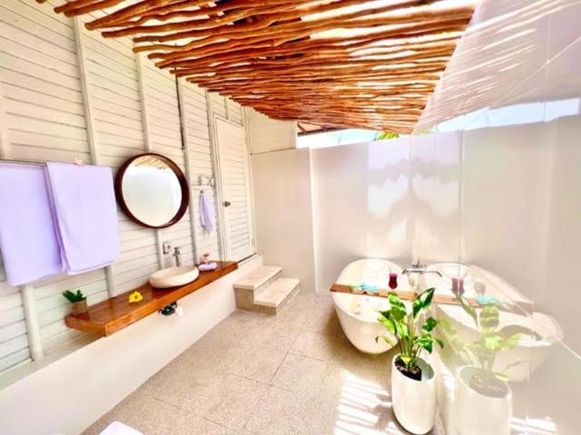 Mista Ceningan'S Beach Bungalows Previously The Kubu 221 Nusa Lembongan  Exterior photo